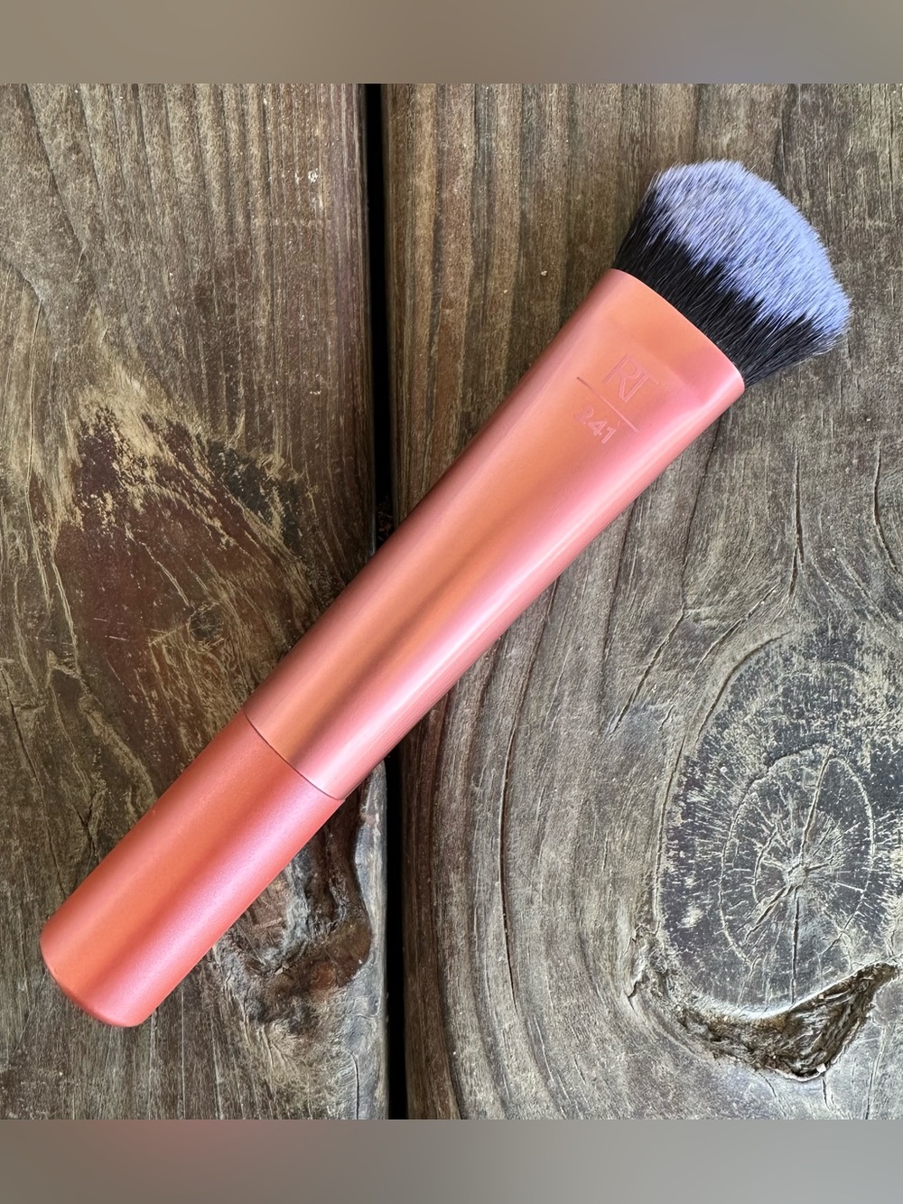 Real Techniques- Seamless complexion- 241